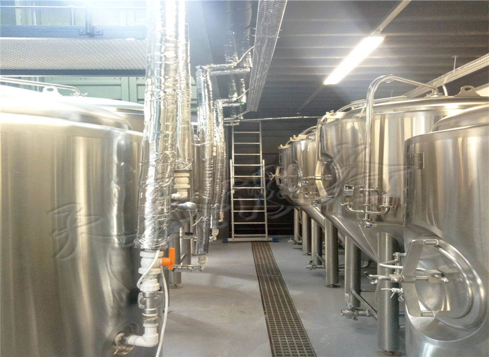 啤酒釀造裝備體系中的貼標(biāo)機